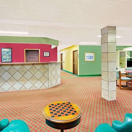 Super 8 By Wyndham Sturgeon Bay Hotel Bagian luar foto