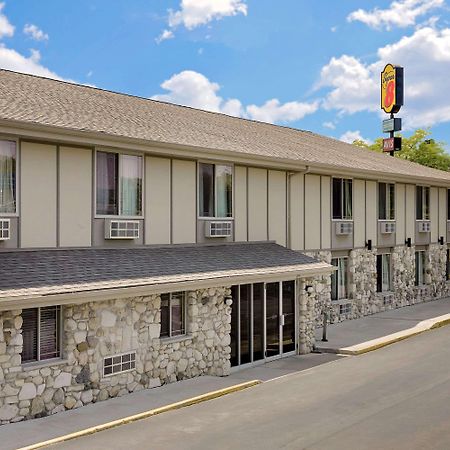 Super 8 By Wyndham Sturgeon Bay Hotel Bagian luar foto