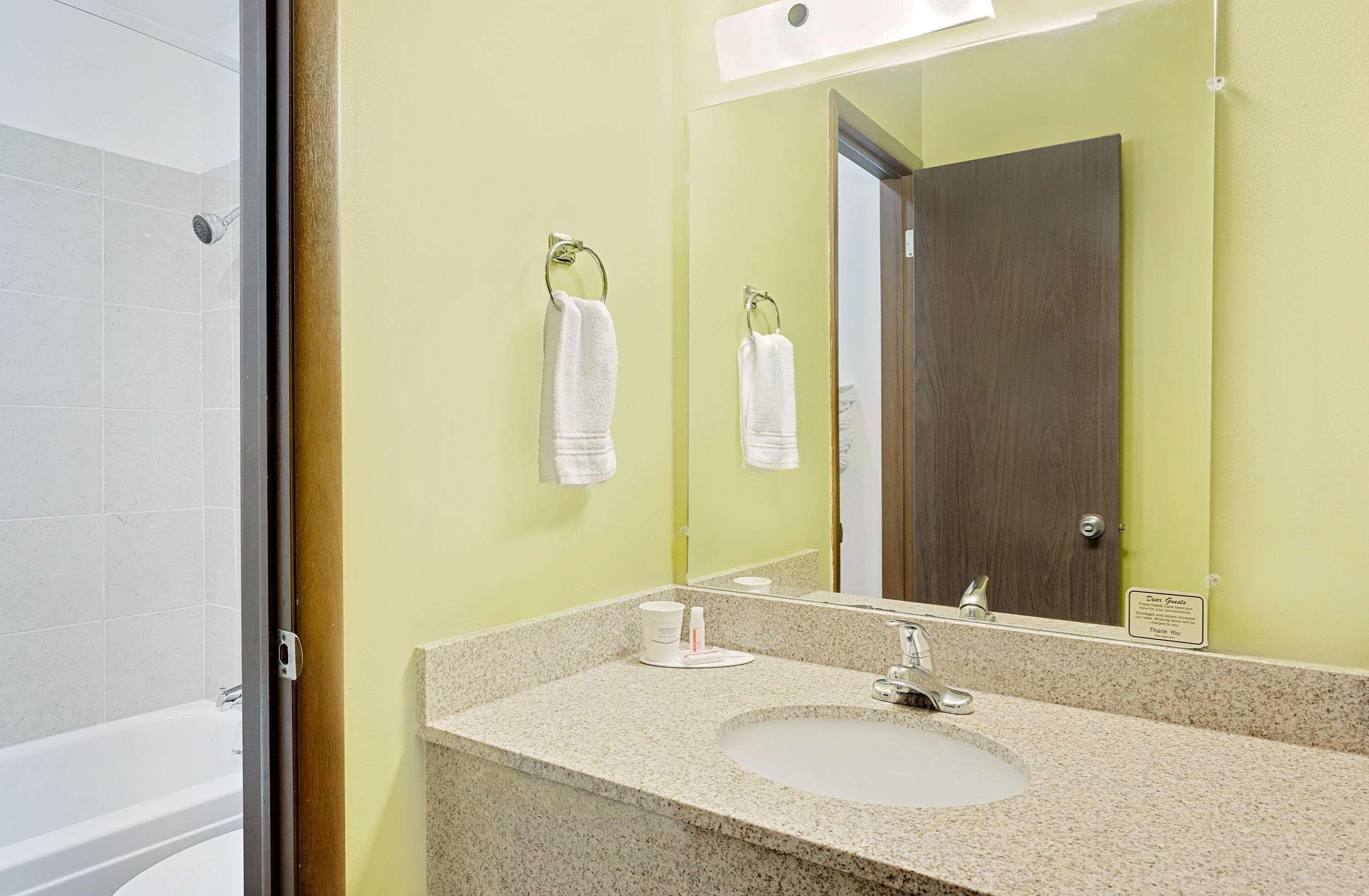 Super 8 By Wyndham Sturgeon Bay Hotel Bagian luar foto