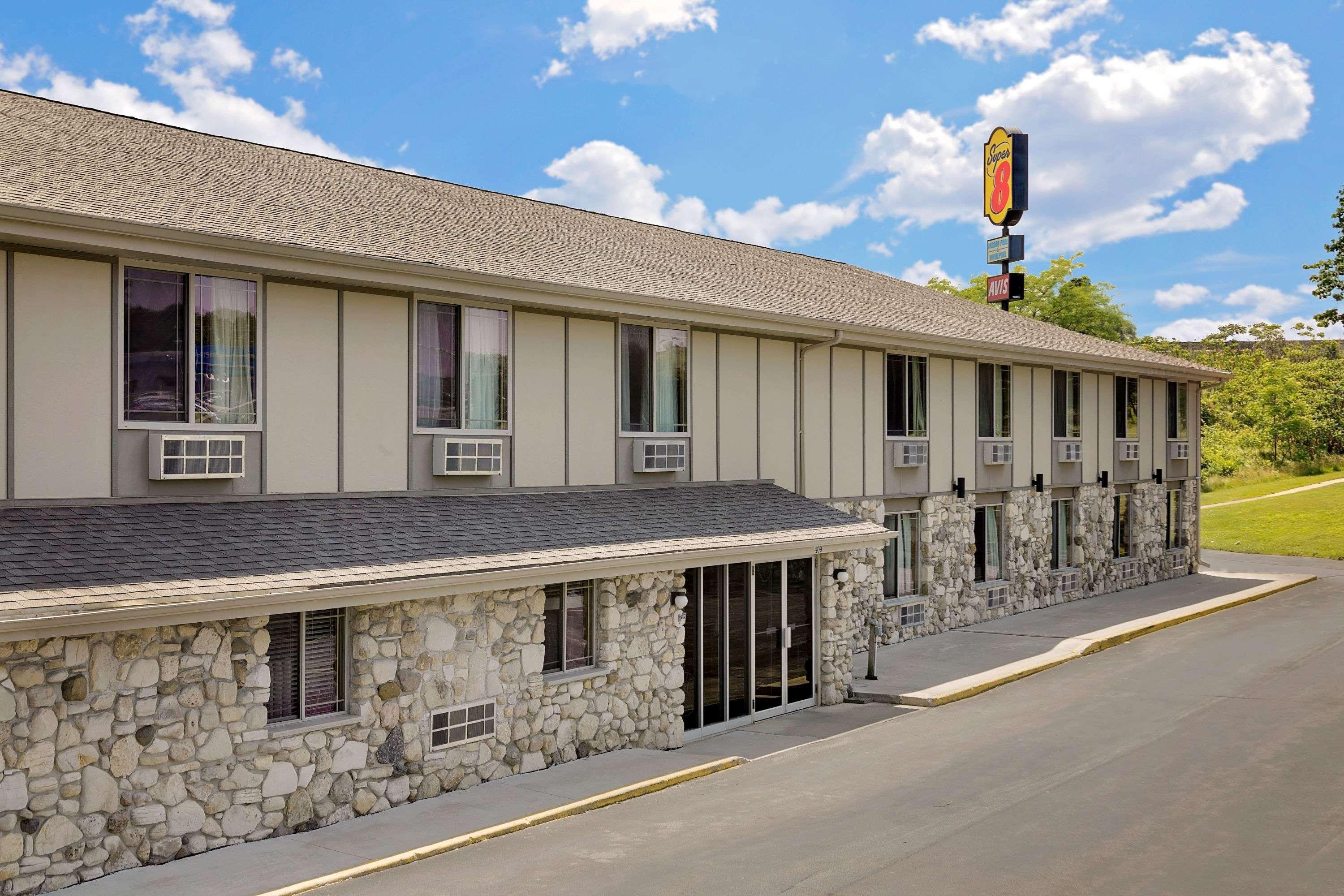 Super 8 By Wyndham Sturgeon Bay Hotel Bagian luar foto