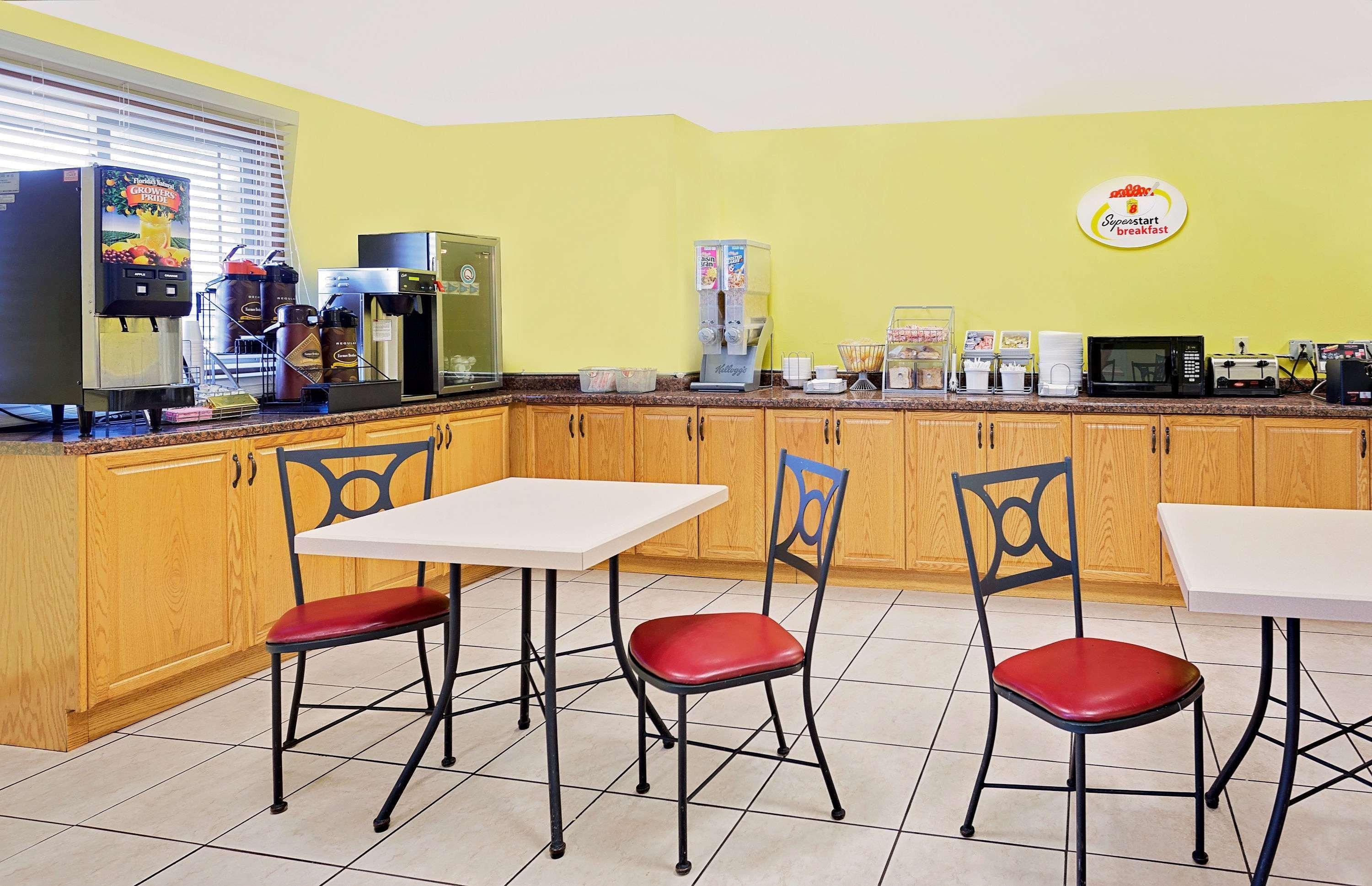 Super 8 By Wyndham Sturgeon Bay Hotel Bagian luar foto